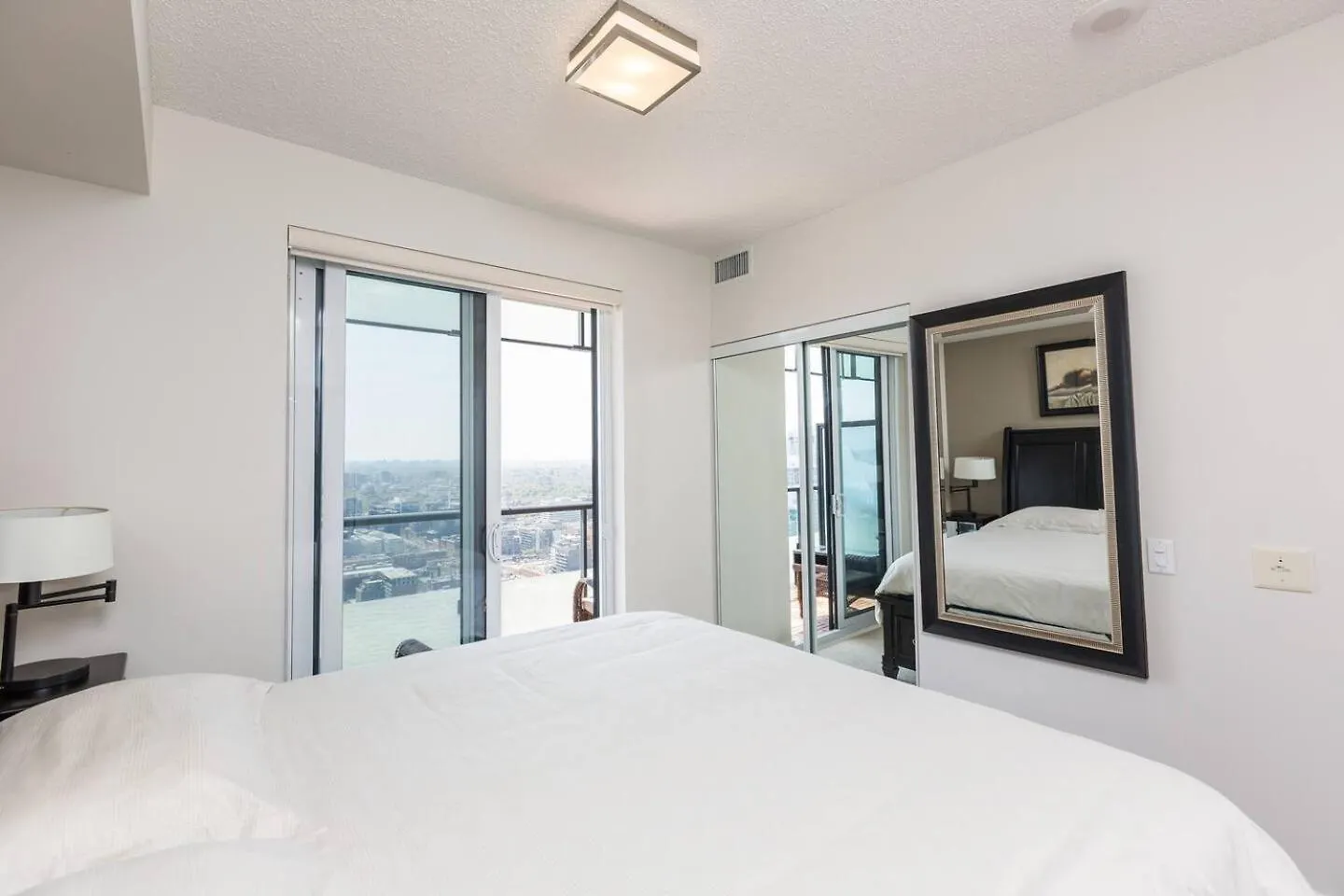 3Br Skyline Condo - By Cn Tower & Mtcc & Free Parking トロント