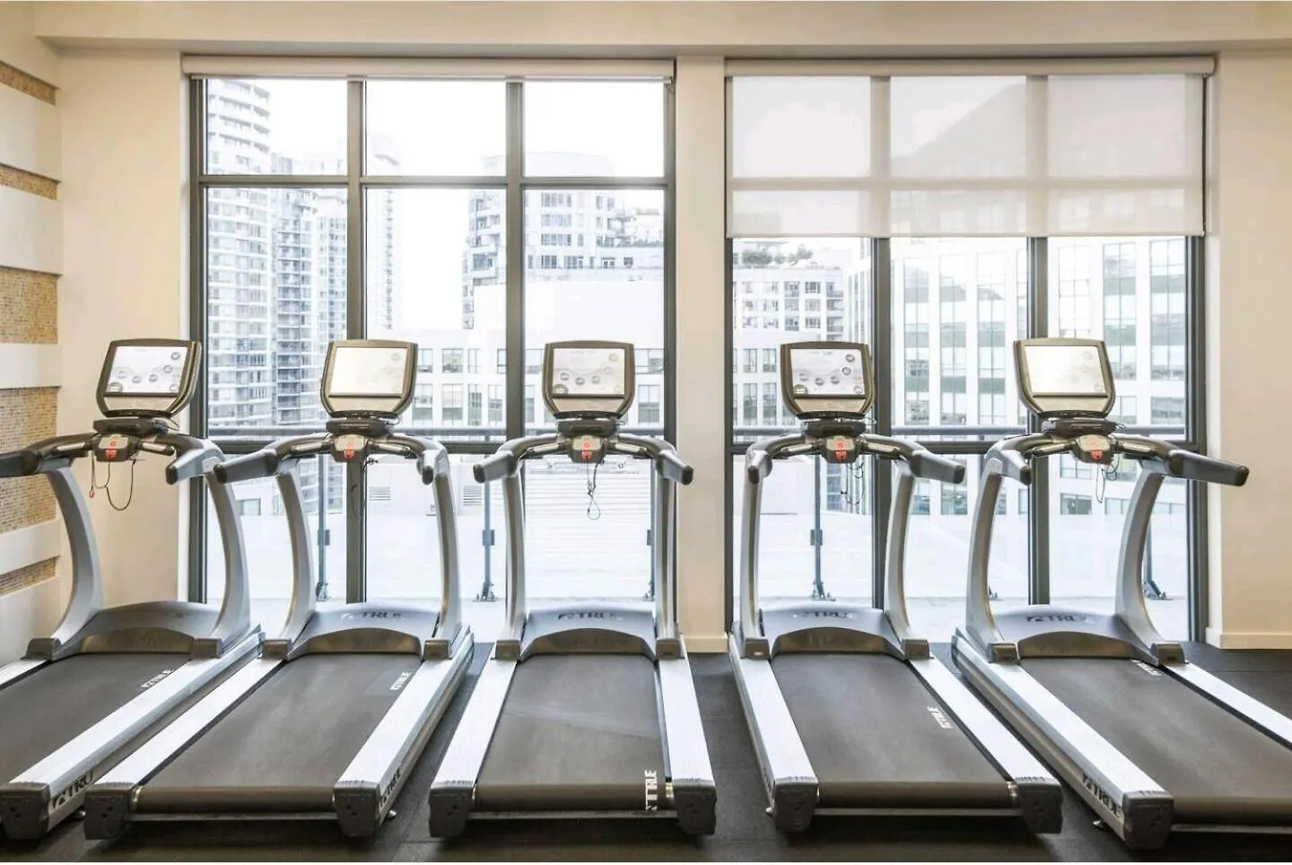 3Br Skyline Condo - By Cn Tower & Mtcc & Free Parking Toronto